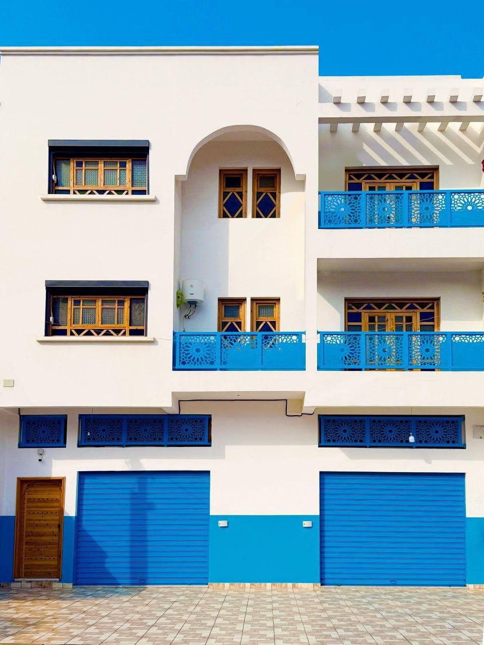 The Oualidia Holiday building: white walls and blue balconies